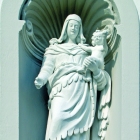 Marija z Jezusom na pročelju cerkve