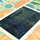 Plošča Burbonov pod daritvenim oltarjem Plošča Burbonov pod daritvenim oltarjem